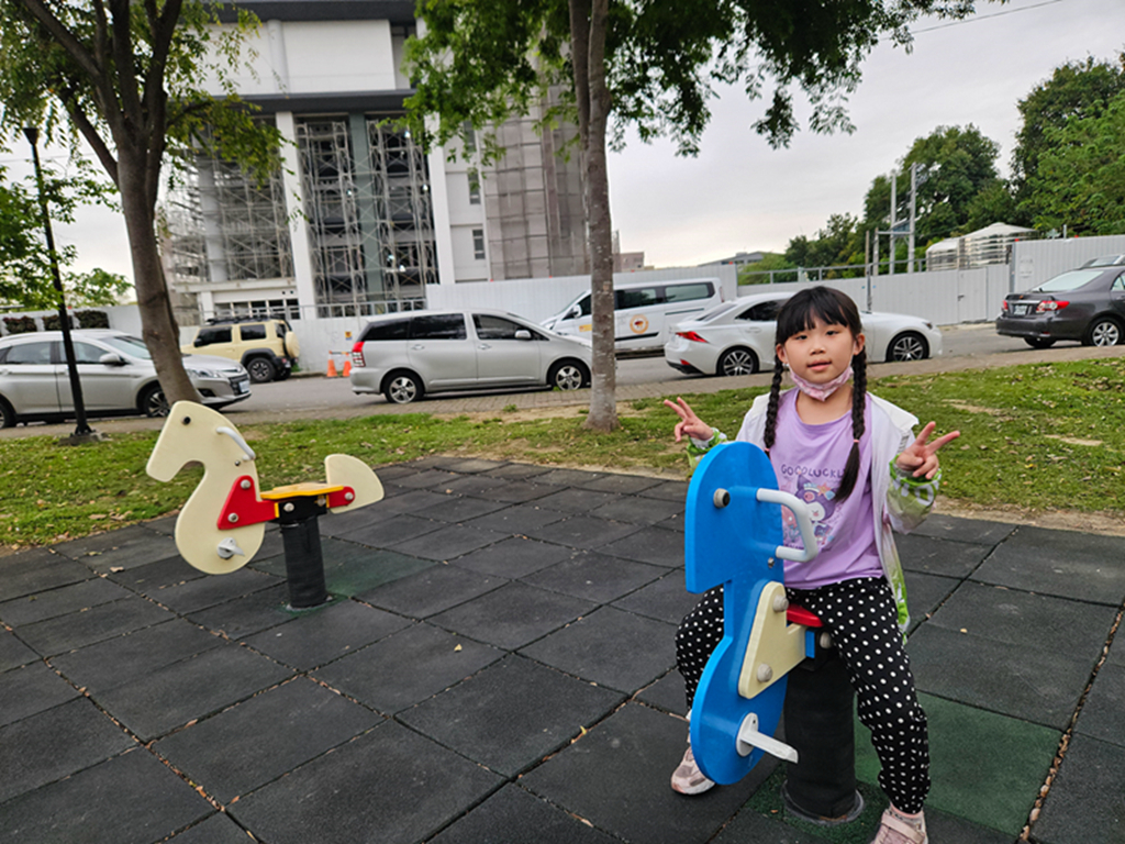 【台中特色公園】🐛 毛毛蟲元素主題溜滑梯~太平八德公園|毛毛蟲攀爬架+荔枝球|踏階形式裝置+網狀通道|臺中美樂地 - 第13張圖 【台中特色公園】🐛 毛毛蟲元素主題溜滑梯~太平八德公園|毛毛蟲攀爬架+荔枝球|踏階形式裝置+網狀通道|臺中美樂地