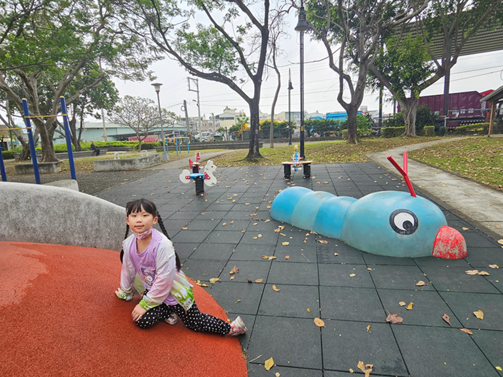 【台中特色公園】超.萌.共融遊具~大里仁堤公園|沙坑滑梯|毛毛蟲拍拍區|臺中美樂地 - 第13張圖