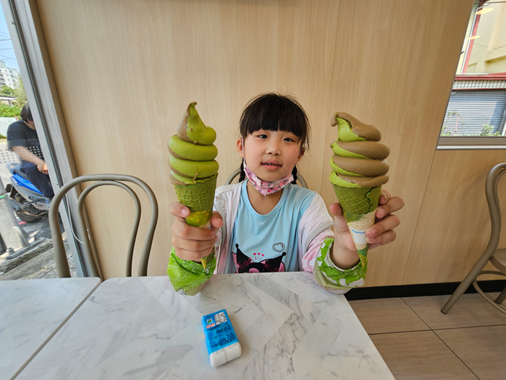 【台中特色公園】黃色彎管旋轉溜滑梯~大里日新社區公園|藍色小堡壘|溜滑梯+攀爬網+鞦韆+體健區|臺中美樂地 - 第13張圖