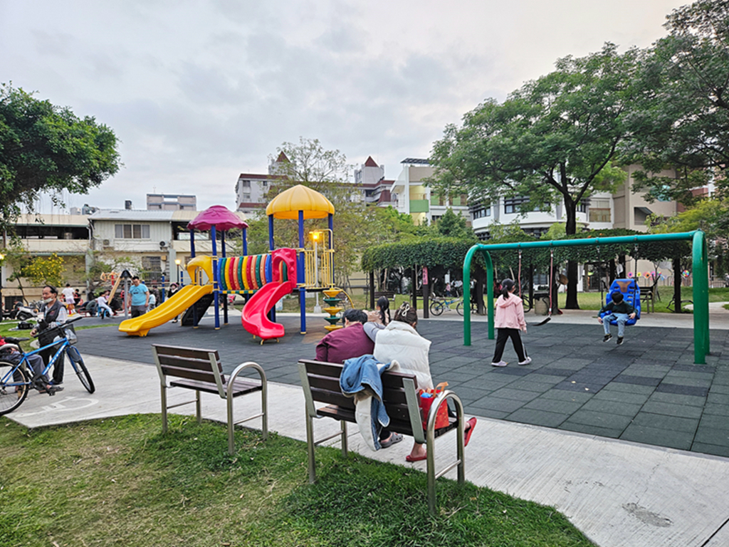 【台中特色公園】三角盪盪機~大里金城社區公園|彩虹溜滑梯組|小型攀爬堡|臺中美樂地| - 第13張圖 【台中特色公園】三角盪盪機~大里金城社區公園|彩虹溜滑梯組|小型攀爬堡|臺中美樂地|
