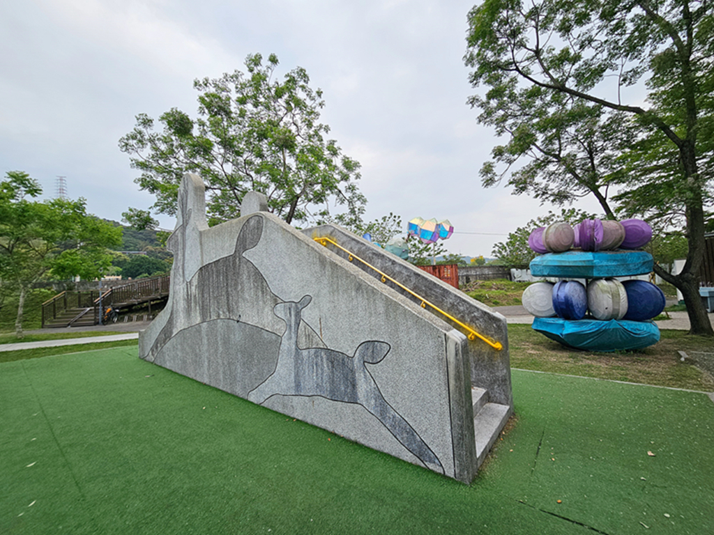 【台中特色公園】梅花鹿磨石子造型溜滑梯~塗城里社區公園｜退役戰車｜跳跳床｜蹺蹺板＆盪鞦韆｜臺中美樂地
