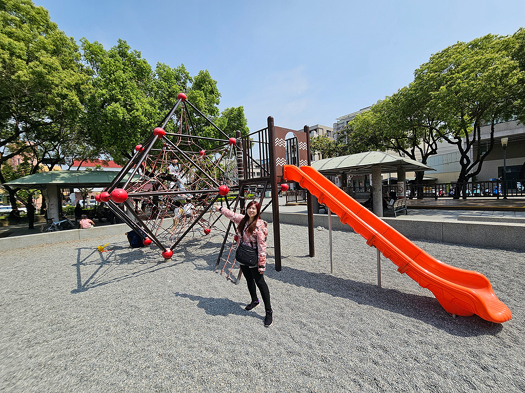 【台中特色公園】金字塔攀爬溜滑梯~大里環保公園｜共融盪鞦韆｜遊戲沙坑區｜大型攀爬網｜臺中美樂地