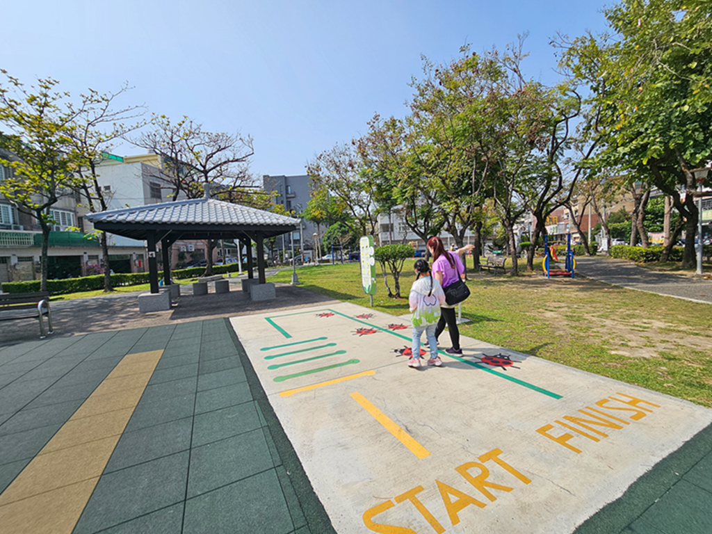 【台中特色公園】瓢蟲彩繪溜滑梯~大里大新兒童公園|多功能滑梯組|地上瓢蟲彩繪|臺中美樂地 - 第13張圖