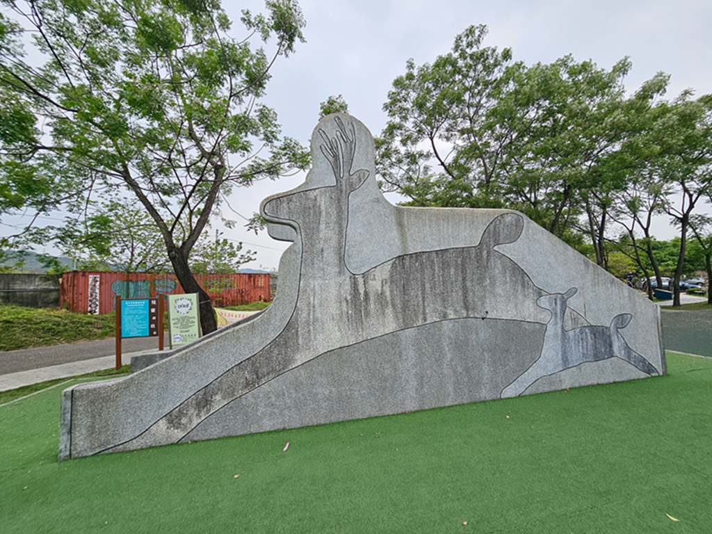 【台中特色公園】梅花鹿磨石子造型溜滑梯~塗城里社區公園｜退役戰車｜跳跳床｜蹺蹺板＆盪鞦韆｜臺中美樂地