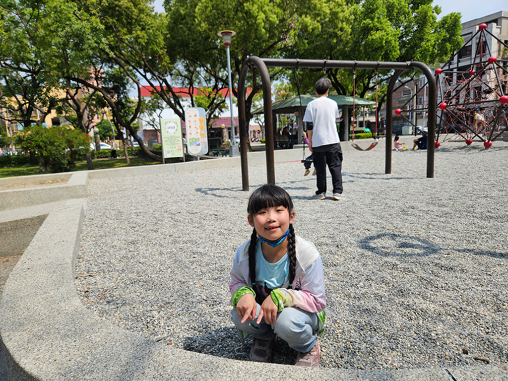 【台中特色公園】金字塔攀爬溜滑梯~大里環保公園｜共融盪鞦韆｜遊戲沙坑區｜大型攀爬網｜臺中美樂地