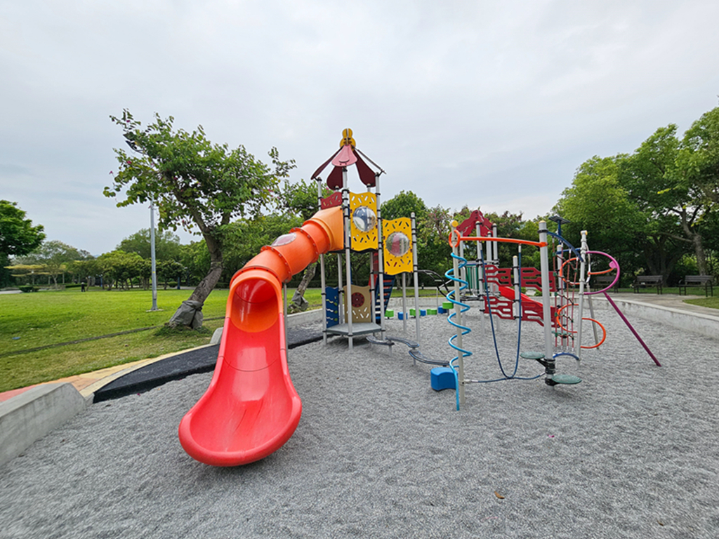 【台中特色公園】彩繪階梯＋幸福道＋超長溜滑梯~大平九二一震災紀念公園｜多元溜滑梯組合遊具｜繩索擺盪鞦韆｜重直旋轉鞦韆