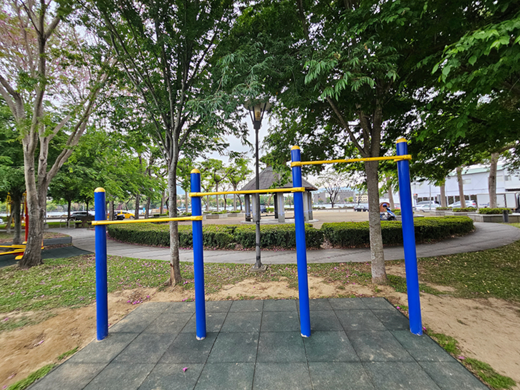 【台中特色公園】🐛 毛毛蟲元素主題溜滑梯~太平八德公園｜毛毛蟲攀爬架＋荔枝球｜踏階形式裝置+網狀通道｜臺中美樂地