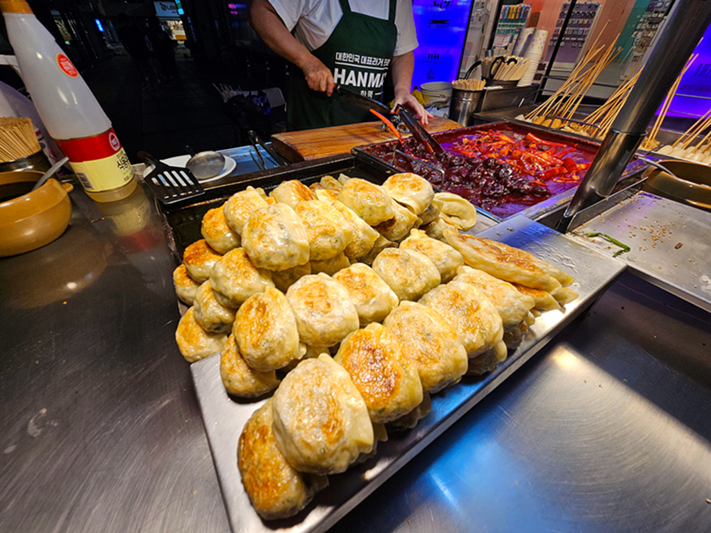 【韓國釜山景點】夜景+氛圍+消夜美食~釜山BIFF 廣場│小吃的天堂、卡路里的煉獄、荷包的地獄 - 第15張圖 【韓國釜山景點】夜景+氛圍+消夜美食~釜山BIFF 廣場│小吃的天堂、卡路里的煉獄、荷包的地獄