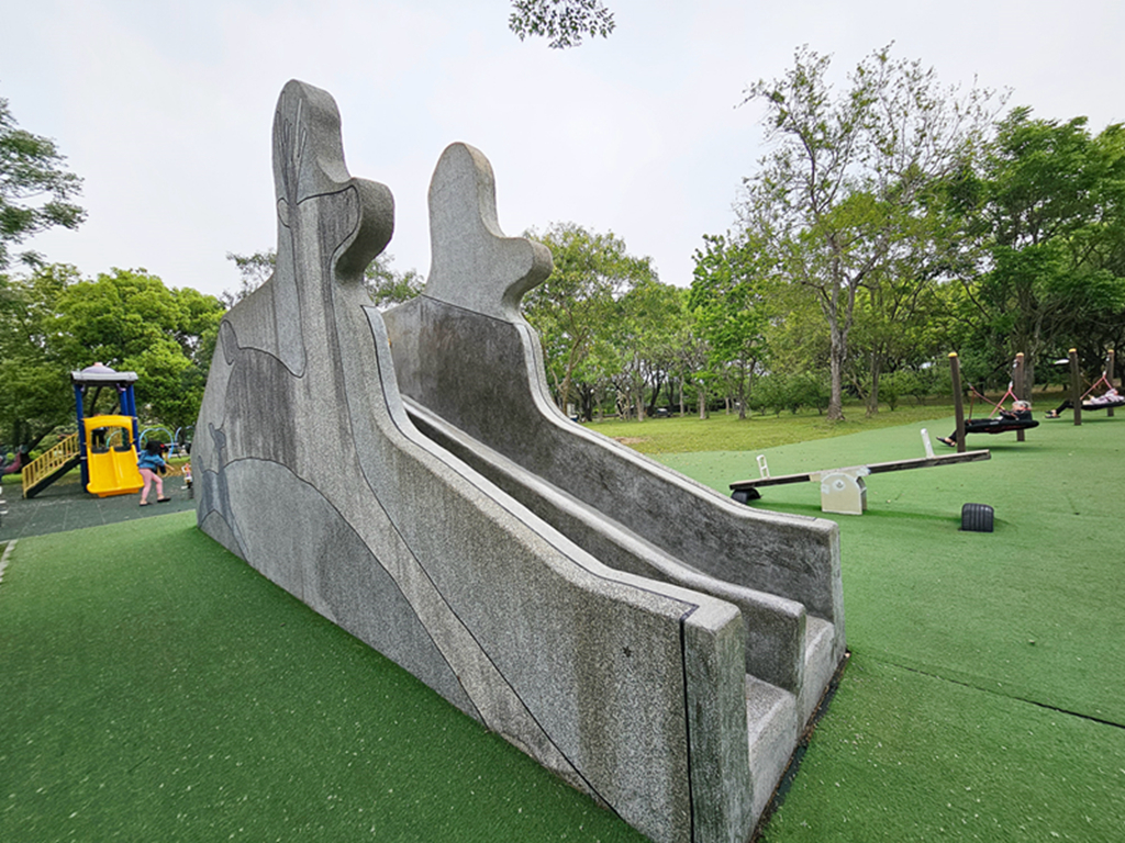 【台中特色公園】梅花鹿磨石子造型溜滑梯~塗城里社區公園｜退役戰車｜跳跳床｜蹺蹺板＆盪鞦韆｜臺中美樂地