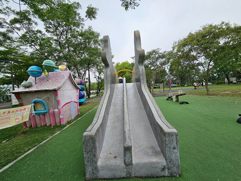 【台中特色公園】梅花鹿磨石子造型溜滑梯~塗城里社區公園|退役戰車|跳跳床|蹺蹺板&盪鞦韆|臺中美樂地 - 第16張圖 【台中特色公園】梅花鹿磨石子造型溜滑梯~塗城里社區公園|退役戰車|跳跳床|蹺蹺板&盪鞦韆|臺中美樂地