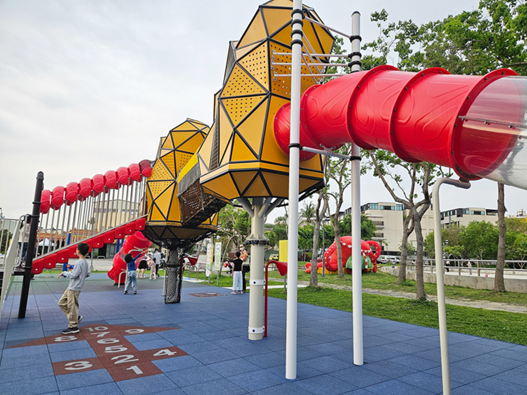 【台中特色公園】大黃蜂奇幻溜滑梯~大里瑞城公園｜綠色能量補給站｜親子同樂首選一起放電｜臺中美樂地