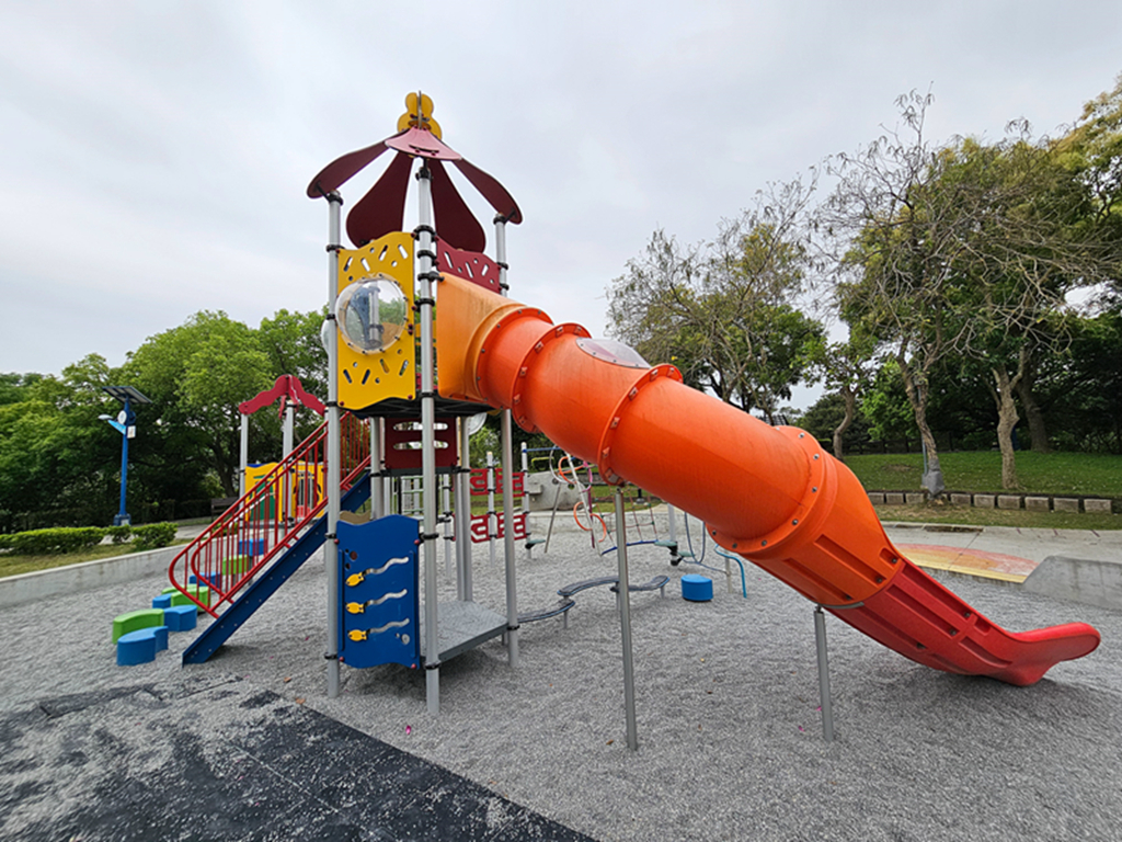 【台中特色公園】彩繪階梯＋幸福道＋超長溜滑梯~大平九二一震災紀念公園｜多元溜滑梯組合遊具｜繩索擺盪鞦韆｜重直旋轉鞦韆