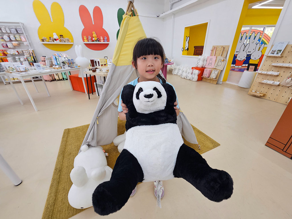 【韓國釜山景點】置身米飛兔童話世界的唯美角落~釜山 Miffy Café│通往米飛世界的橘色階梯│兔界朝聖地!🐰✨│透明貨櫃屋打卡地標 - 第16張圖