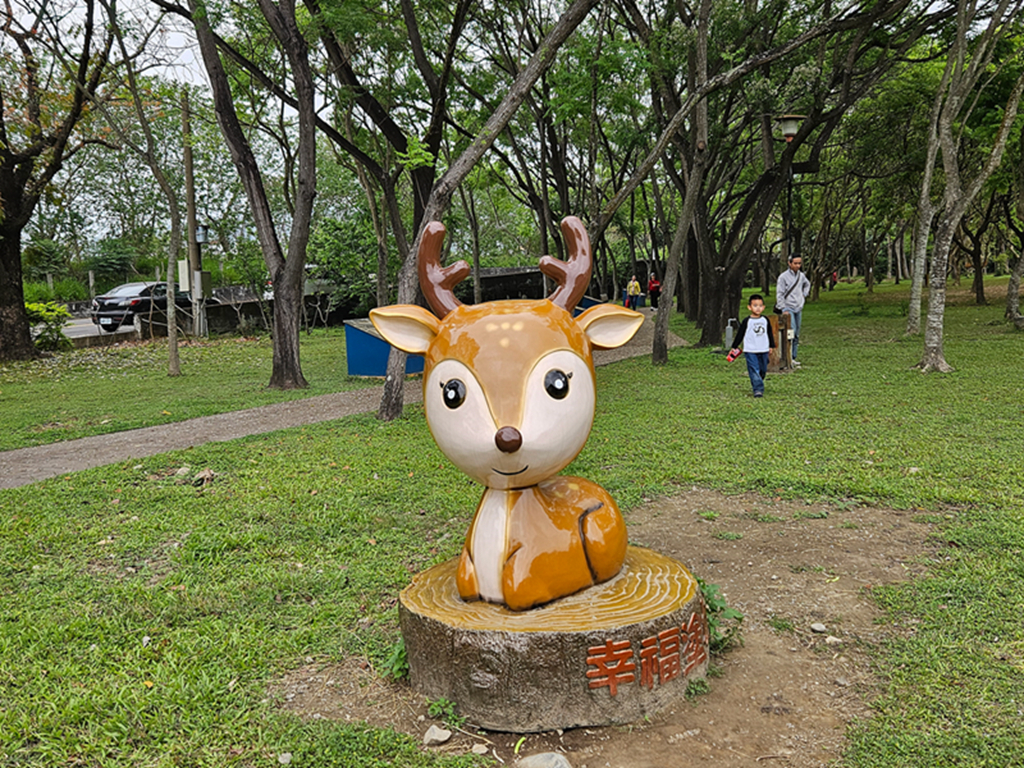【台中特色公園】梅花鹿磨石子造型溜滑梯~塗城里社區公園|退役戰車|跳跳床|蹺蹺板&盪鞦韆|臺中美樂地 - 第17張圖 【台中特色公園】梅花鹿磨石子造型溜滑梯~塗城里社區公園|退役戰車|跳跳床|蹺蹺板&盪鞦韆|臺中美樂地