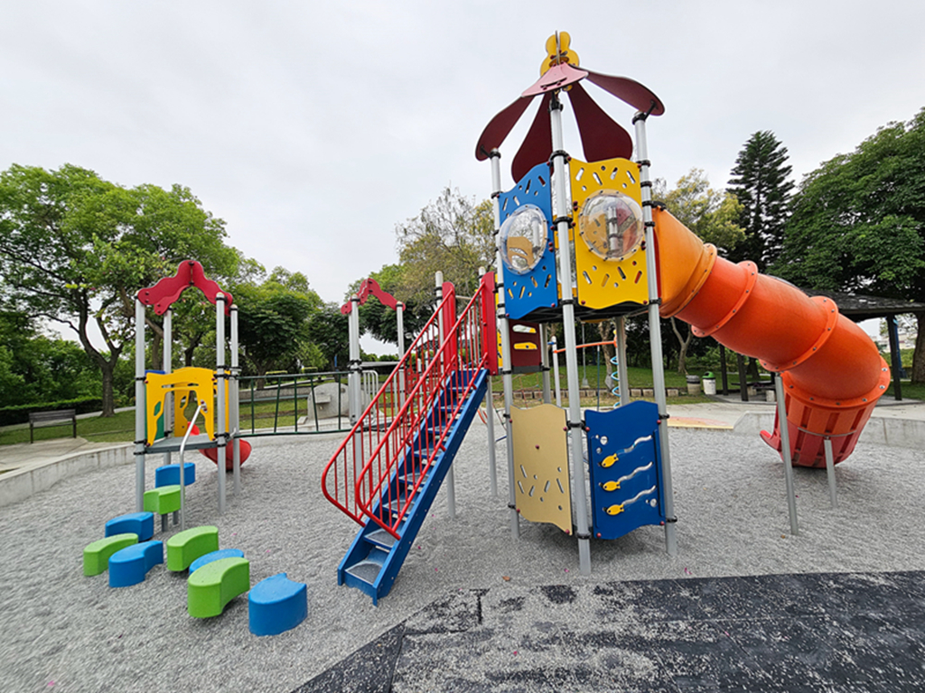 【台中特色公園】彩繪階梯＋幸福道＋超長溜滑梯~大平九二一震災紀念公園｜多元溜滑梯組合遊具｜繩索擺盪鞦韆｜重直旋轉鞦韆