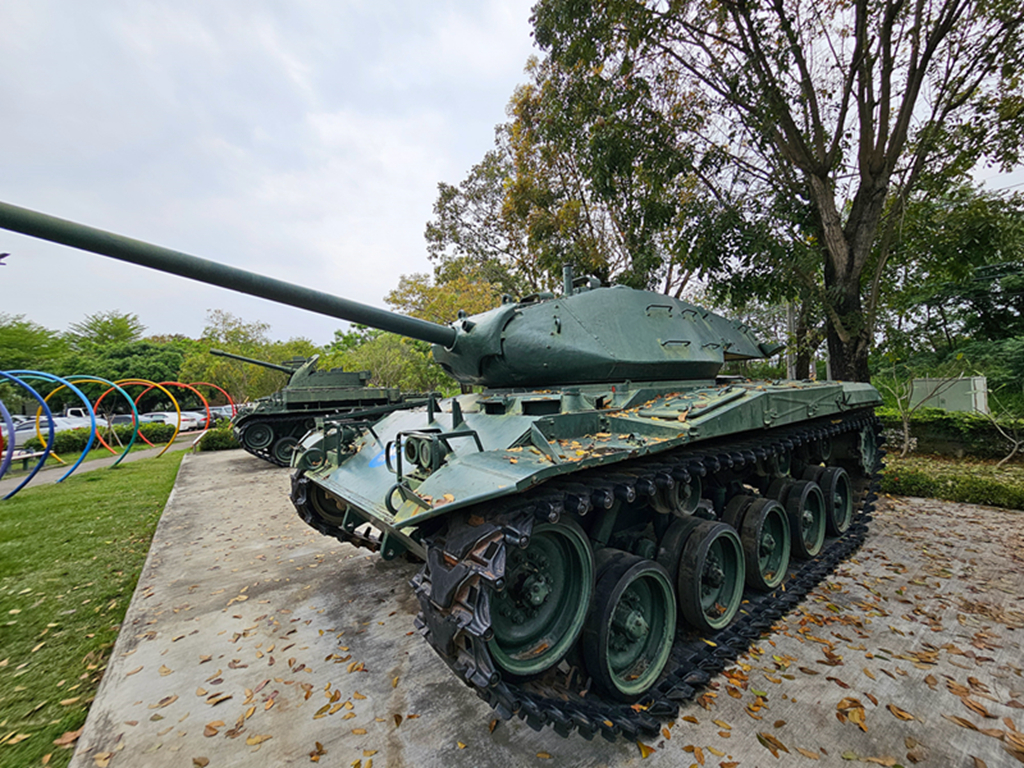 【台中特色公園】梅花鹿磨石子造型溜滑梯~塗城里社區公園｜退役戰車｜跳跳床｜蹺蹺板＆盪鞦韆｜臺中美樂地