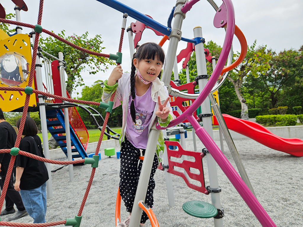 【台中特色公園】彩繪階梯＋幸福道＋超長溜滑梯~大平九二一震災紀念公園｜多元溜滑梯組合遊具｜繩索擺盪鞦韆｜重直旋轉鞦韆