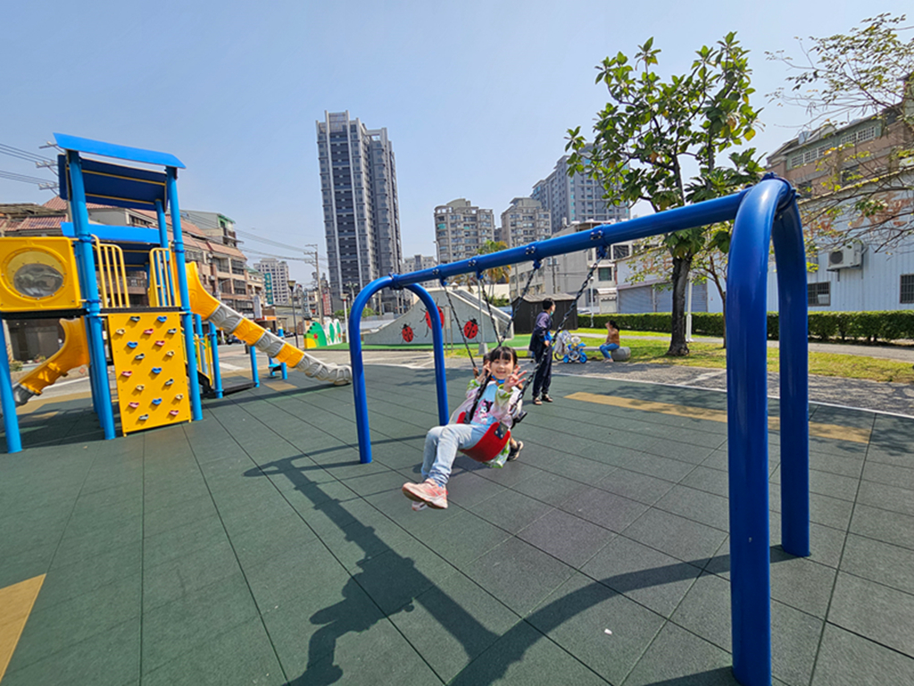 【台中特色公園】瓢蟲彩繪溜滑梯~大里大新兒童公園|多功能滑梯組|地上瓢蟲彩繪|臺中美樂地 - 第18張圖