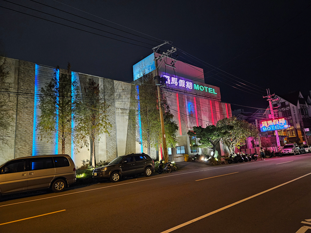 【台中住宿】歐洲宮廷房型~大里羅馬假期汽車旅館｜拱門造型＋花紋軟墊｜獨立玻璃淋浴間&大浴缸