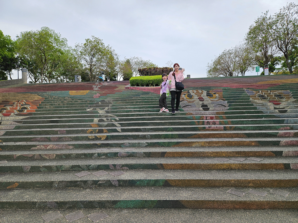 【台中特色公園】彩繪階梯+幸福道+超長溜滑梯~大平九二一震災紀念公園|多元溜滑梯組合遊具|繩索擺盪鞦韆|重直旋轉鞦韆 - 第1張圖 【台中特色公園】彩繪階梯+幸福道+超長溜滑梯~大平九二一震災紀念公園|多元溜滑梯組合遊具|繩索擺盪鞦韆|重直旋轉鞦韆