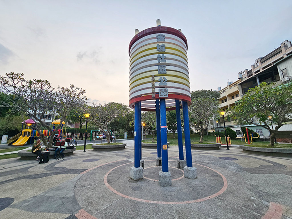 【台中特色公園】三角盪盪機~大里金城社區公園｜彩虹溜滑梯組｜小型攀爬堡｜臺中美樂地｜