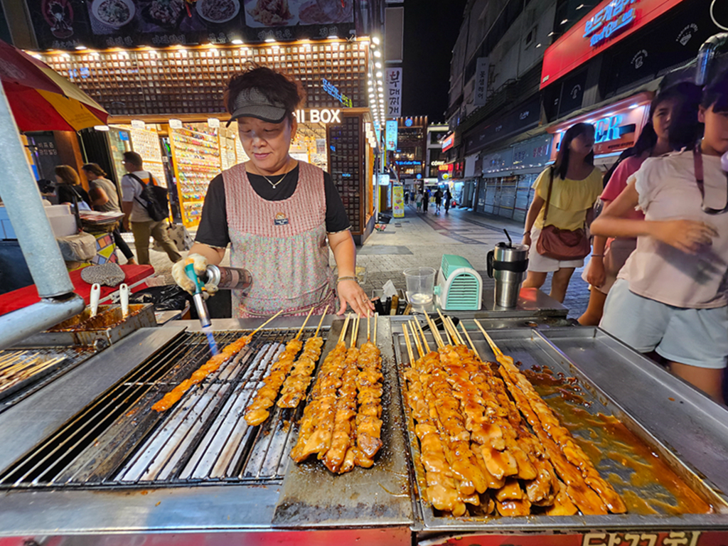 【韓國釜山景點】夜景+氛圍+消夜美食~釜山BIFF 廣場│小吃的天堂、卡路里的煉獄、荷包的地獄 - 第19張圖 【韓國釜山景點】夜景+氛圍+消夜美食~釜山BIFF 廣場│小吃的天堂、卡路里的煉獄、荷包的地獄