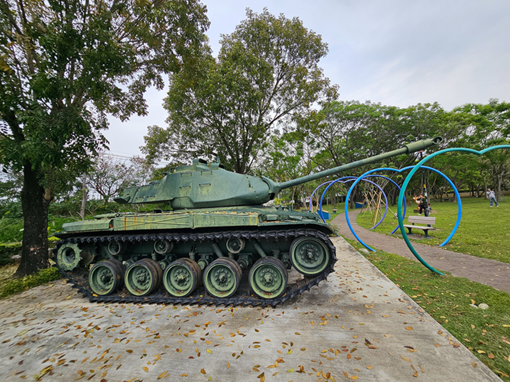 【台中特色公園】梅花鹿磨石子造型溜滑梯~塗城里社區公園|退役戰車|跳跳床|蹺蹺板&盪鞦韆|臺中美樂地 - 第19張圖 【台中特色公園】梅花鹿磨石子造型溜滑梯~塗城里社區公園|退役戰車|跳跳床|蹺蹺板&盪鞦韆|臺中美樂地