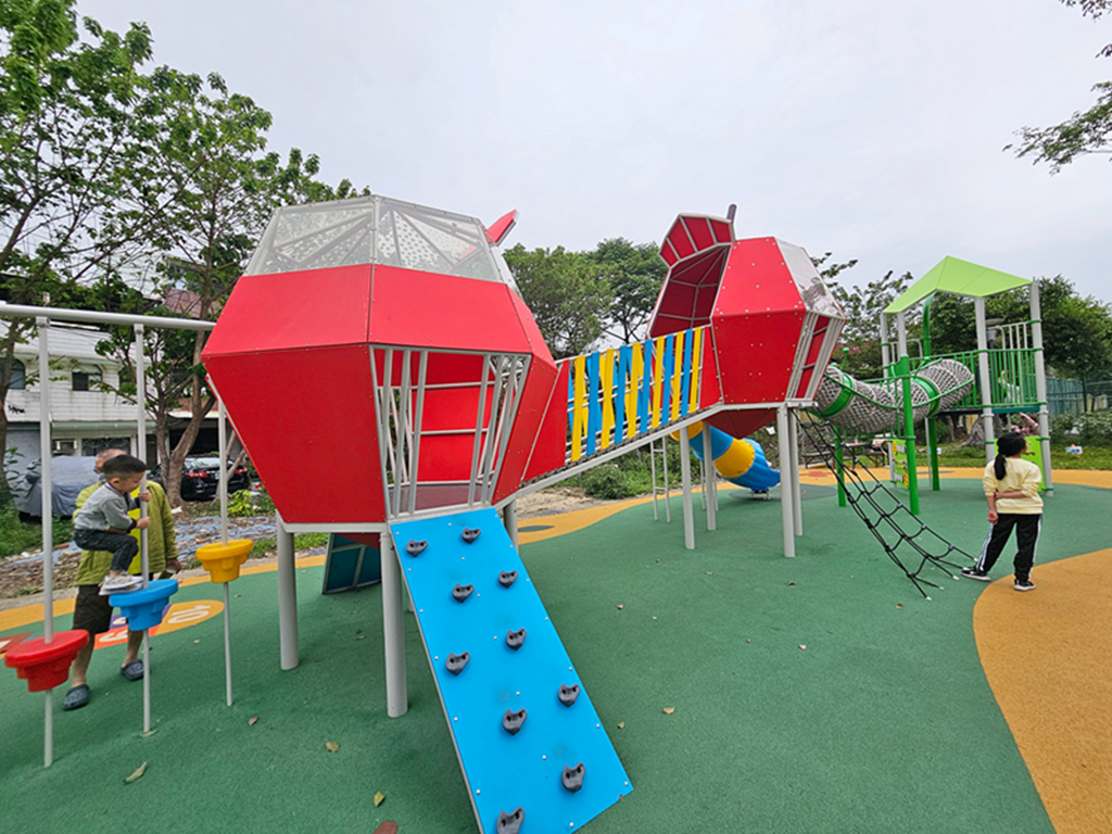 【台中特色公園】🐛 毛毛蟲元素主題溜滑梯~太平八德公園｜毛毛蟲攀爬架＋荔枝球｜踏階形式裝置+網狀通道｜臺中美樂地