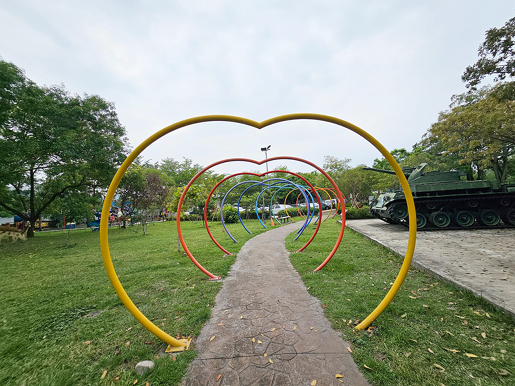 【台中特色公園】梅花鹿磨石子造型溜滑梯~塗城里社區公園｜退役戰車｜跳跳床｜蹺蹺板＆盪鞦韆｜臺中美樂地