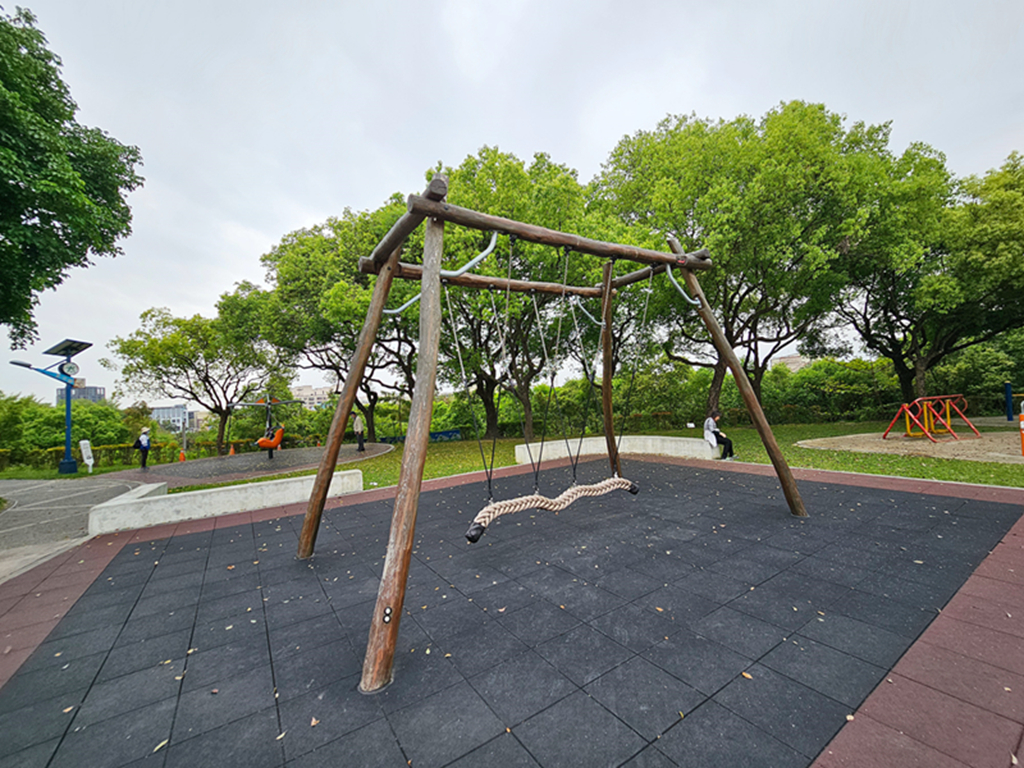 【台中特色公園】彩繪階梯＋幸福道＋超長溜滑梯~大平九二一震災紀念公園｜多元溜滑梯組合遊具｜繩索擺盪鞦韆｜重直旋轉鞦韆