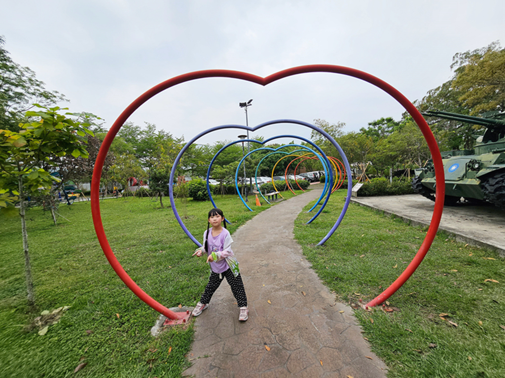 【台中特色公園】梅花鹿磨石子造型溜滑梯~塗城里社區公園｜退役戰車｜跳跳床｜蹺蹺板＆盪鞦韆｜臺中美樂地