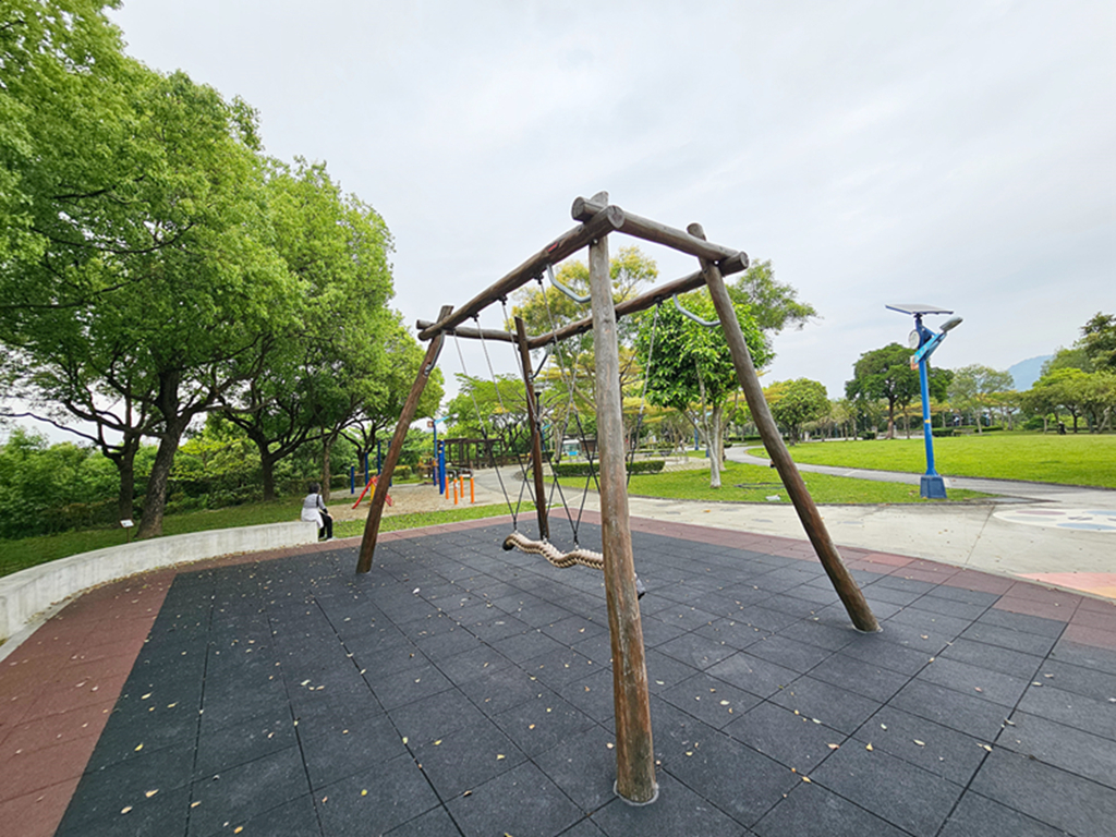 【台中特色公園】彩繪階梯+幸福道+超長溜滑梯~大平九二一震災紀念公園|多元溜滑梯組合遊具|繩索擺盪鞦韆|重直旋轉鞦韆 - 第19張圖 【台中特色公園】彩繪階梯+幸福道+超長溜滑梯~大平九二一震災紀念公園|多元溜滑梯組合遊具|繩索擺盪鞦韆|重直旋轉鞦韆