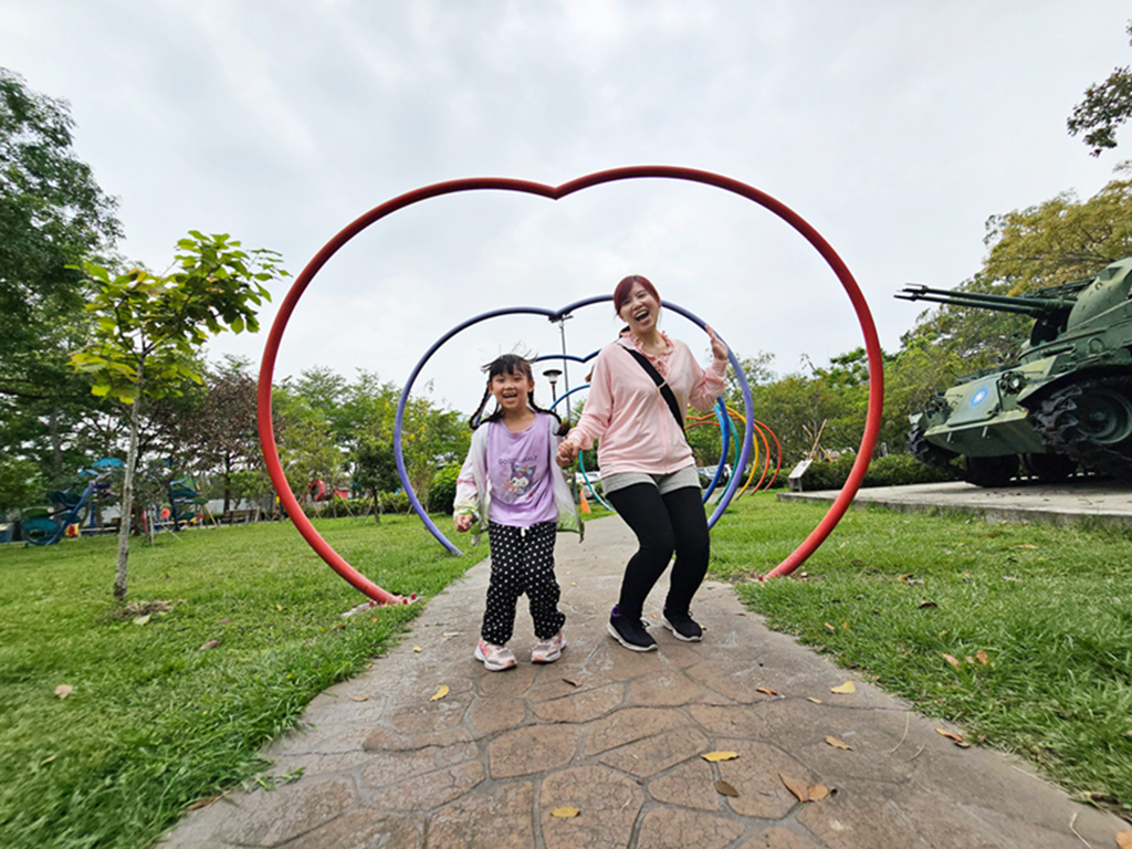 【台中特色公園】梅花鹿磨石子造型溜滑梯~塗城里社區公園|退役戰車|跳跳床|蹺蹺板&盪鞦韆|臺中美樂地 - 第22張圖 【台中特色公園】梅花鹿磨石子造型溜滑梯~塗城里社區公園|退役戰車|跳跳床|蹺蹺板&盪鞦韆|臺中美樂地