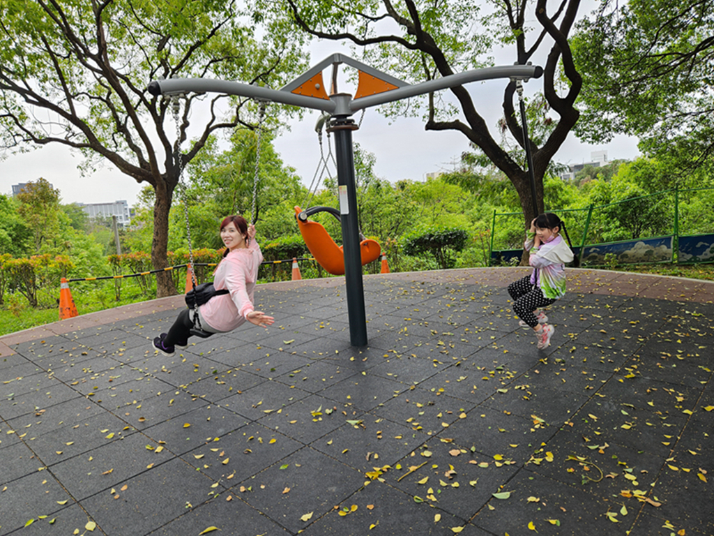 【台中特色公園】彩繪階梯＋幸福道＋超長溜滑梯~大平九二一震災紀念公園｜多元溜滑梯組合遊具｜繩索擺盪鞦韆｜重直旋轉鞦韆
