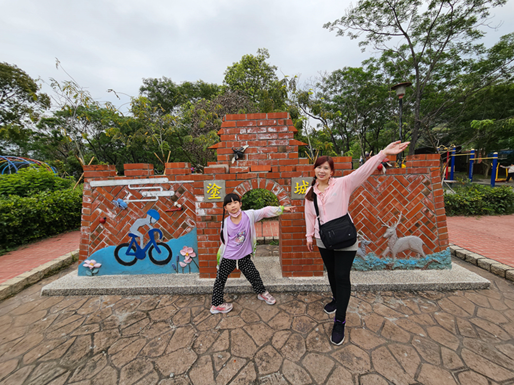 【台中特色公園】梅花鹿磨石子造型溜滑梯~塗城里社區公園｜退役戰車｜跳跳床｜蹺蹺板＆盪鞦韆｜臺中美樂地