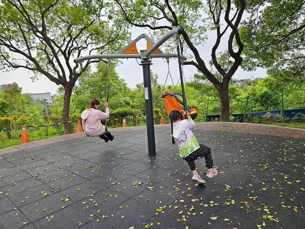 【台中特色公園】彩繪階梯＋幸福道＋超長溜滑梯~大平九二一震災紀念公園｜多元溜滑梯組合遊具｜繩索擺盪鞦韆｜重直旋轉鞦韆