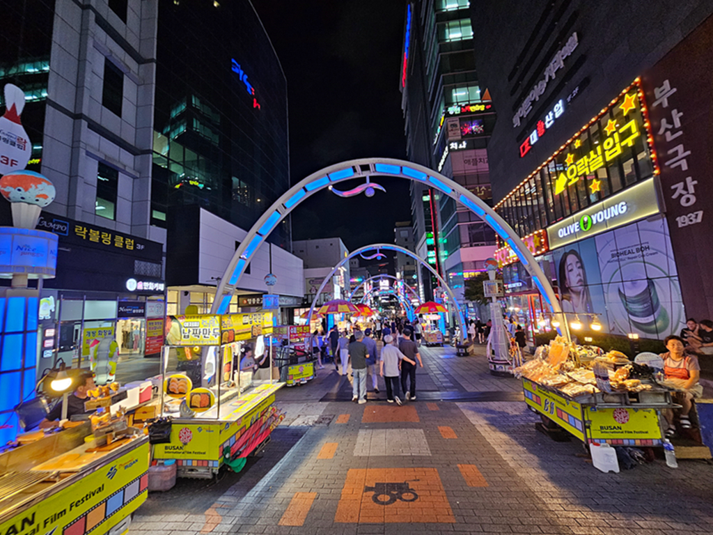 【韓國釜山景點】夜景+氛圍+消夜美食~釜山BIFF 廣場│小吃的天堂、卡路里的煉獄、荷包的地獄 - 第24張圖 【韓國釜山景點】夜景+氛圍+消夜美食~釜山BIFF 廣場│小吃的天堂、卡路里的煉獄、荷包的地獄