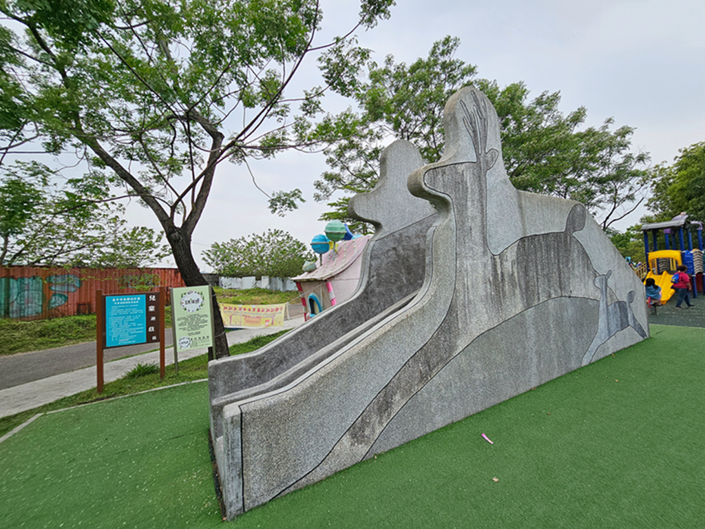 【台中特色公園】梅花鹿磨石子造型溜滑梯~塗城里社區公園｜退役戰車｜跳跳床｜蹺蹺板＆盪鞦韆｜臺中美樂地