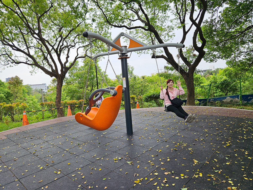 【台中特色公園】彩繪階梯＋幸福道＋超長溜滑梯~大平九二一震災紀念公園｜多元溜滑梯組合遊具｜繩索擺盪鞦韆｜重直旋轉鞦韆