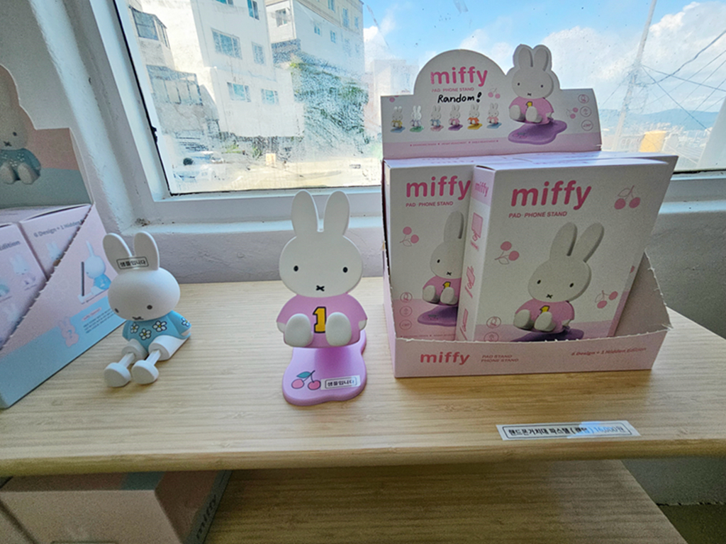 【韓國釜山景點】置身米飛兔童話世界的唯美角落~釜山 Miffy Café│通往米飛世界的橘色階梯│兔界朝聖地!🐰✨│透明貨櫃屋打卡地標 - 第23張圖
