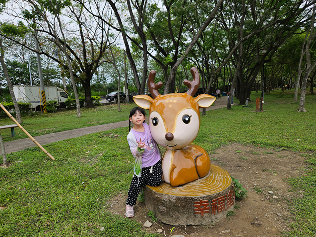 【台中特色公園】梅花鹿磨石子造型溜滑梯~塗城里社區公園｜退役戰車｜跳跳床｜蹺蹺板＆盪鞦韆｜臺中美樂地