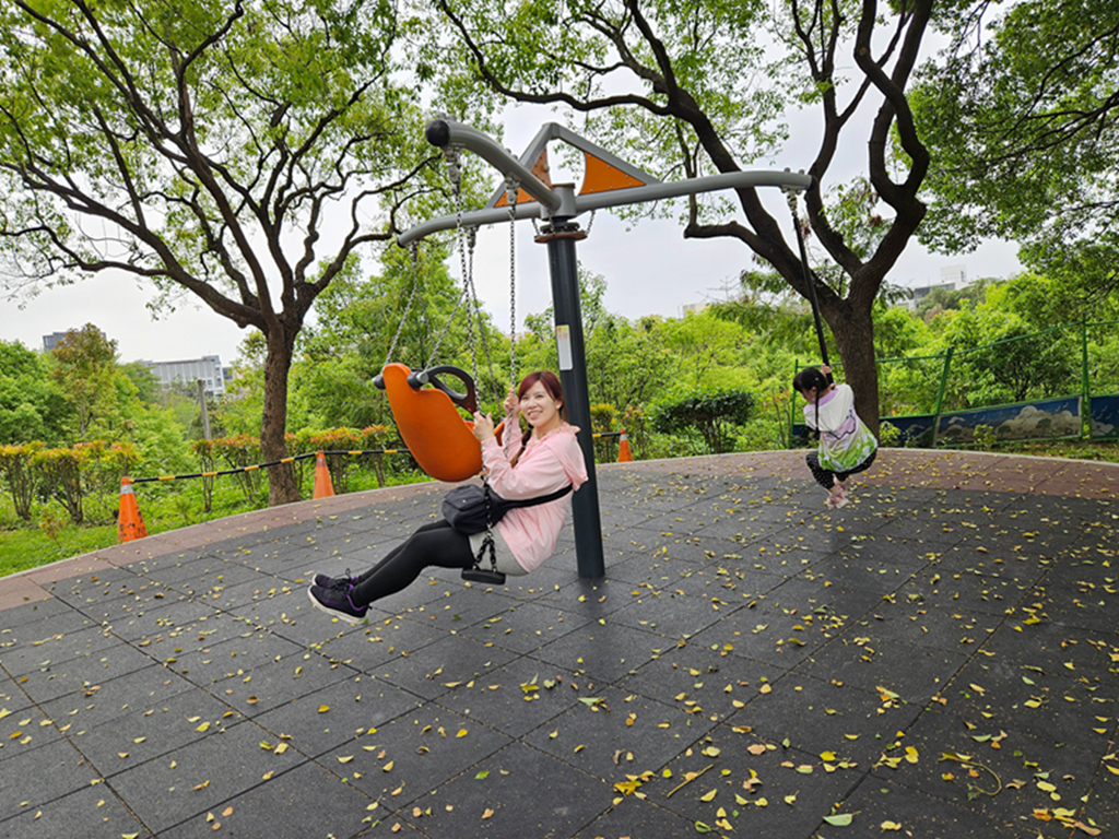 【台中特色公園】彩繪階梯+幸福道+超長溜滑梯~大平九二一震災紀念公園|多元溜滑梯組合遊具|繩索擺盪鞦韆|重直旋轉鞦韆 - 第23張圖 【台中特色公園】彩繪階梯+幸福道+超長溜滑梯~大平九二一震災紀念公園|多元溜滑梯組合遊具|繩索擺盪鞦韆|重直旋轉鞦韆