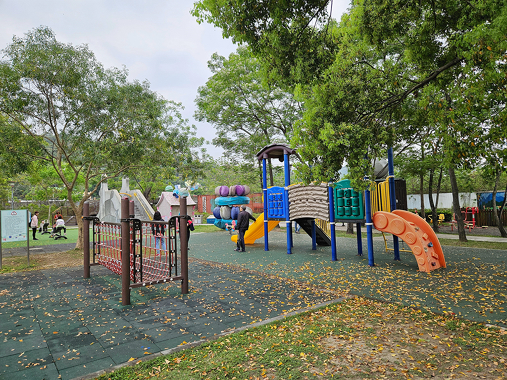 【台中特色公園】梅花鹿磨石子造型溜滑梯~塗城里社區公園|退役戰車|跳跳床|蹺蹺板&盪鞦韆|臺中美樂地 - 第26張圖 【台中特色公園】梅花鹿磨石子造型溜滑梯~塗城里社區公園|退役戰車|跳跳床|蹺蹺板&盪鞦韆|臺中美樂地