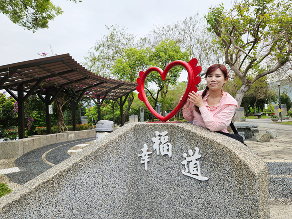 【台中特色公園】彩繪階梯＋幸福道＋超長溜滑梯~大平九二一震災紀念公園｜多元溜滑梯組合遊具｜繩索擺盪鞦韆｜重直旋轉鞦韆