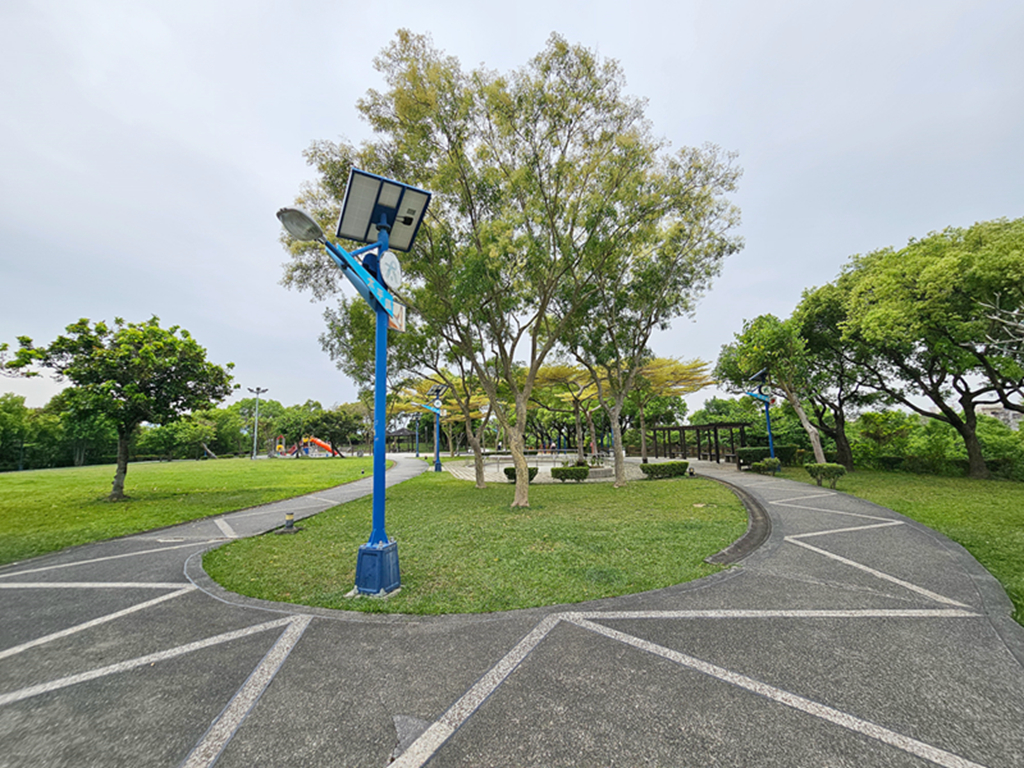【台中特色公園】彩繪階梯＋幸福道＋超長溜滑梯~大平九二一震災紀念公園｜多元溜滑梯組合遊具｜繩索擺盪鞦韆｜重直旋轉鞦韆
