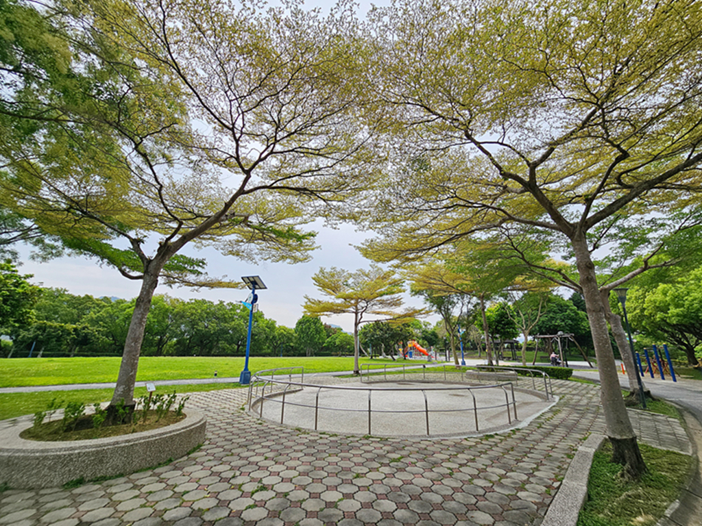【台中特色公園】彩繪階梯+幸福道+超長溜滑梯~大平九二一震災紀念公園|多元溜滑梯組合遊具|繩索擺盪鞦韆|重直旋轉鞦韆 - 第26張圖 【台中特色公園】彩繪階梯+幸福道+超長溜滑梯~大平九二一震災紀念公園|多元溜滑梯組合遊具|繩索擺盪鞦韆|重直旋轉鞦韆