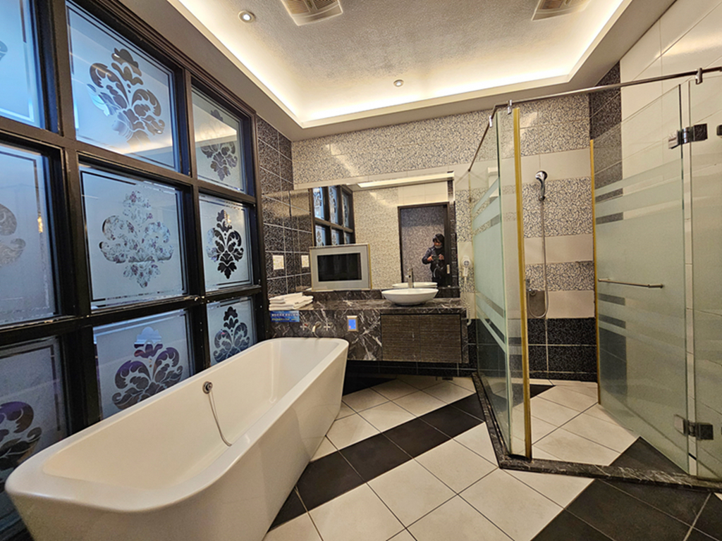 【台中住宿】歐洲宮廷房型~大里羅馬假期汽車旅館｜拱門造型＋花紋軟墊｜獨立玻璃淋浴間&大浴缸