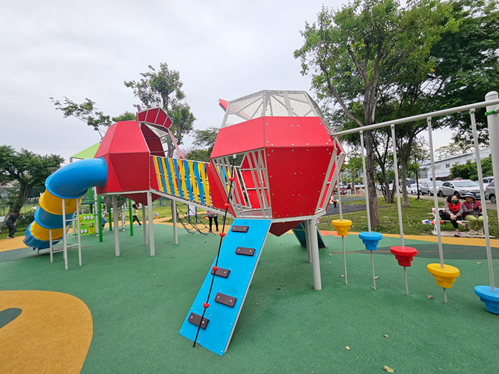 【台中特色公園】🐛 毛毛蟲元素主題溜滑梯~太平八德公園|毛毛蟲攀爬架+荔枝球|踏階形式裝置+網狀通道|臺中美樂地 - 第2張圖 【台中特色公園】🐛 毛毛蟲元素主題溜滑梯~太平八德公園|毛毛蟲攀爬架+荔枝球|踏階形式裝置+網狀通道|臺中美樂地