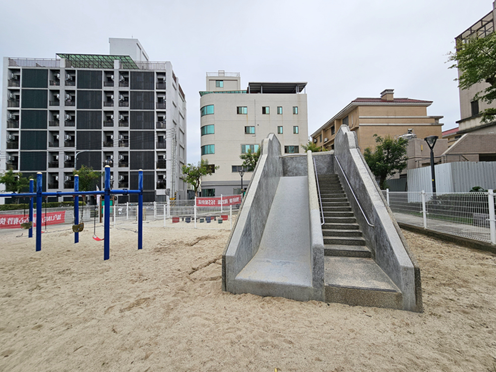 【台中特色公園】枇杷磨石子彩繪溜滑梯~太平兒1公園｜溜滑梯＋盪鞦韆＋沙坑｜臺中美樂地