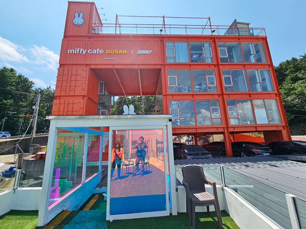 【韓國釜山景點】置身米飛兔童話世界的唯美角落~釜山 Miffy Café│通往米飛世界的橘色階梯│兔界朝聖地!🐰✨│透明貨櫃屋打卡地標 - 第2張圖